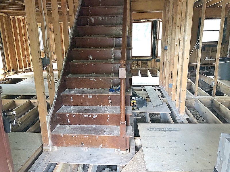 Family enjoying a summer backyard BBQ with outdoor dining and grill in Charleston.