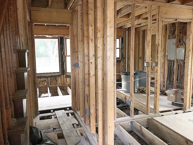 Family enjoying a summer backyard BBQ with outdoor dining and grill in Charleston.
